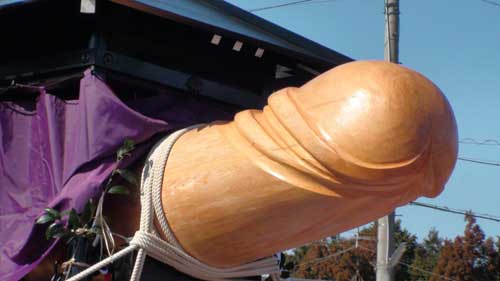 The wooden phallus weighs up to 300 kg.