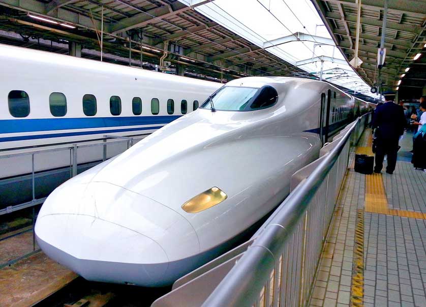 Shinkansen bullet train at a station (eki).